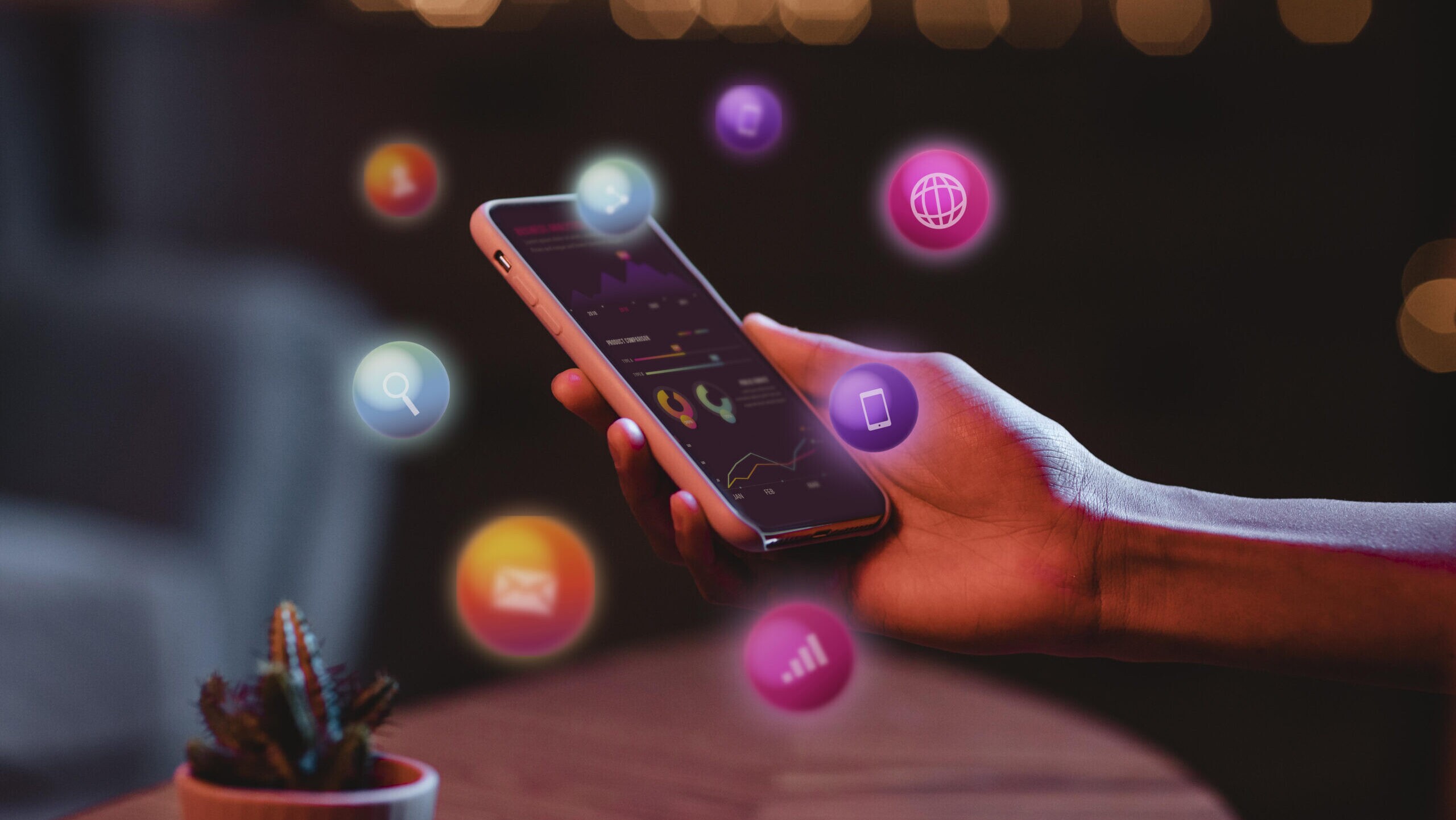 Uma pessoa analisando um dashboard que centraliza dados de um Programa de Voice of the Customer para gerar insights estratégicos.