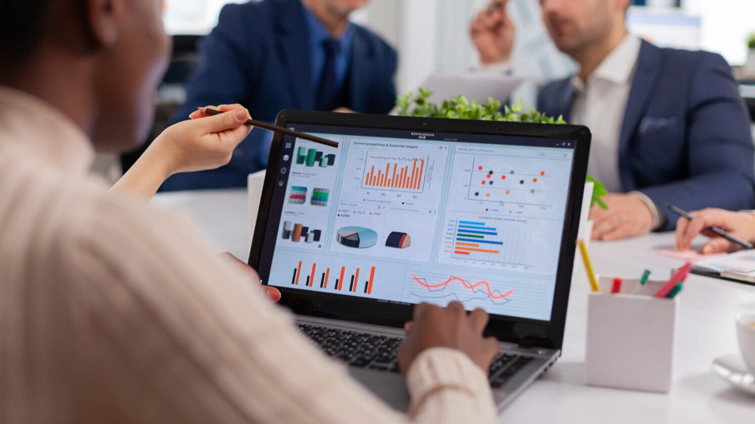 Equipe conectando sistemas de CRM, suporte e vendas em tela compartilhada